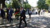 ВУЧИЋ ПОЛОЖИО ВЕНАЦ: Председник на сахрани Мирослава Лазанског (ФОТО) ВУЧИЋ ПОЛОЖИО ВЕНАЦ: Председник на сахрани Мирослава Лазанског (ФОТО)