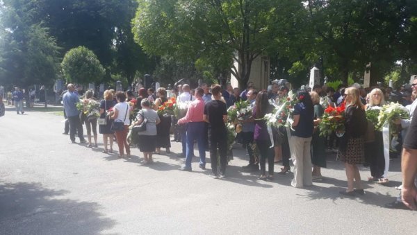 ТУЖНА ПОВОРКА НА НОВОМ ГРОБЉУ: Испраћај Мирослава Лазанског на вечни починак (ВИДЕО) ТУЖНА ПОВОРКА НА НОВОМ ГРОБЉУ: Испраћај Мирослава Лазанског на вечни починак (ВИДЕО)