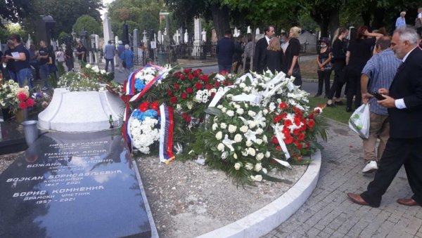 САХРАЊЕН МИРОСЛАВ ЛАЗАНСКИ: Велики новинар, војни аналитичар и амбасадор испраћен на вечни починак (ФОТО/ВИДЕО) САХРАЊЕН МИРОСЛАВ ЛАЗАНСКИ: Велики новинар, војни аналитичар и амбасадор испраћен на вечни починак (ФОТО/ВИДЕО)
