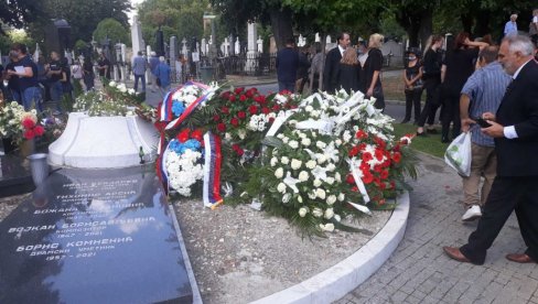 САХРАЊЕН МИРОСЛАВ ЛАЗАНСКИ: Велики новинар, војни аналитичар и амбасадор испраћен на вечни починак (ФОТО/ВИДЕО) САХРАЊЕН МИРОСЛАВ ЛАЗАНСКИ: Велики новинар, војни аналитичар и амбасадор испраћен на вечни починак (ФОТО/ВИДЕО)