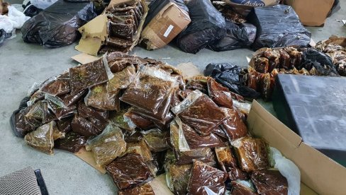 VELIKA ZAPLENA NA HORGOŠU: Carinici pronašli preko 600 kilograma aroma za nargile i 84 flaše ruske vodke (FOTO) VELIKA ZAPLENA NA HORGOŠU: Carinici pronašli preko 600 kilograma aroma za nargile i 84 flaše ruske vodke (FOTO)