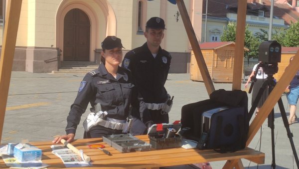 УКРАО ИЗ ЦРКВЕ 100 ХИЉАДА ДИНАРА: Ухапшен младић у Зрењанину - извршио пљачку, па се сутрадан вратио да понови дело УКРАО ИЗ ЦРКВЕ 100 ХИЉАДА ДИНАРА: Ухапшен младић у Зрењанину - извршио пљачку, па се сутрадан вратио да понови дело