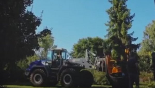 ПРЕДСТАВЉЕН САДИША: Град Београд набавио специјалну машину за пресађивање стабала (ВИДЕО) ПРЕДСТАВЉЕН САДИША: Град Београд набавио специјалну машину за пресађивање стабала (ВИДЕО)