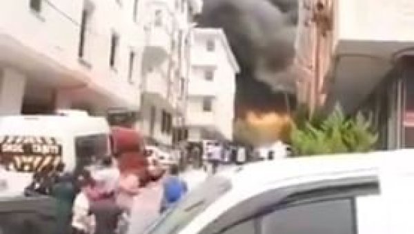 СНАЖНА ЕКСПЛОЗИЈА У ИСТАНБУЛУ: Густ црни дим се надвио над зградом! СНАЖНА ЕКСПЛОЗИЈА У ИСТАНБУЛУ: Густ црни дим се надвио над зградом!