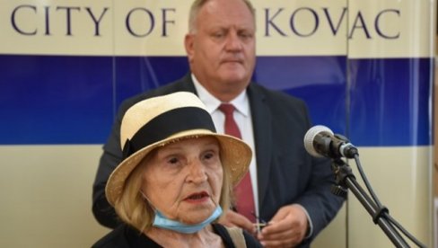 ПОНОСНИ НА ФИЛМ О СТАРОЈ ЧАРШИЈИ: Градоначелник Лесковца примио Миру Бањац ПОНОСНИ НА ФИЛМ О СТАРОЈ ЧАРШИЈИ: Градоначелник Лесковца примио Миру Бањац