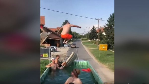 НИЈЕ У МОРУ, АЛИ НИЈЕ НИ У ЛАВОРУ: Ово се не виђа сваки дан - како је екипа из Новог Сланкамена доскочила врућини! (ВИДЕО) НИЈЕ У МОРУ, АЛИ НИЈЕ НИ У ЛАВОРУ: Ово се не виђа сваки дан - како је екипа из Новог Сланкамена доскочила врућини! (ВИДЕО)