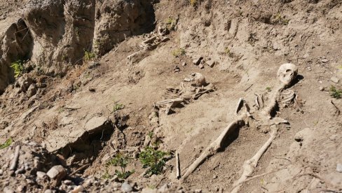 БАГЕРИ ОТКРИЛИ ГРОБЉЕ ХРИШЋАНА ИЗ 6. ВЕКА: Нови налази археолога из Београда и Крушевца у селу Маскаре код Варварина (ВИДЕО) БАГЕРИ ОТКРИЛИ ГРОБЉЕ ХРИШЋАНА ИЗ 6. ВЕКА: Нови налази археолога из Београда и Крушевца у селу Маскаре код Варварина (ВИДЕО)