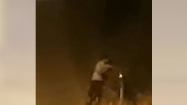 ВАТРОГАСЦИ ОБЈАВИЛИ ЈЕЗИВ СНИМАК: Пироман у Подгорици подмеће пожар и бежи (ВИДЕО) ВАТРОГАСЦИ ОБЈАВИЛИ ЈЕЗИВ СНИМАК: Пироман у Подгорици подмеће пожар и бежи (ВИДЕО)