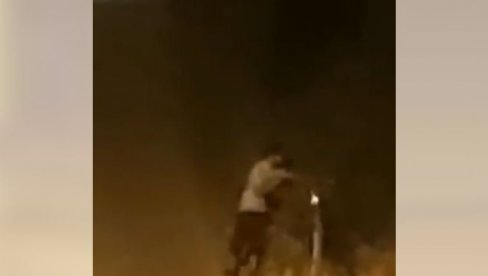ВАТРОГАСЦИ ОБЈАВИЛИ ЈЕЗИВ СНИМАК: Пироман у Подгорици подмеће пожар и бежи (ВИДЕО) ВАТРОГАСЦИ ОБЈАВИЛИ ЈЕЗИВ СНИМАК: Пироман у Подгорици подмеће пожар и бежи (ВИДЕО)
