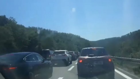 KOLAPS NA PUTU KOD ČAČKA: Kilometarska kolona na putu od Zlatibora ka Beogradu KOLAPS NA PUTU KOD ČAČKA: Kilometarska kolona na putu od Zlatibora ka Beogradu