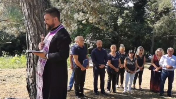 СУЗА ЗА НЕВИНЕ ЖРТВЕ: Помен за Србе страдале код Глине у злочиначкој акцији Олуја (ВИДЕО) СУЗА ЗА НЕВИНЕ ЖРТВЕ: Помен за Србе страдале код Глине у злочиначкој акцији Олуја (ВИДЕО)