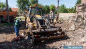 УКЛОЊЕНА ПРИВАТНА ДЕПОНИЈА: Из дворишта куће у Зрењанину изнето једанаест камиона смећа УКЛОЊЕНА ПРИВАТНА ДЕПОНИЈА: Из дворишта куће у Зрењанину изнето једанаест камиона смећа