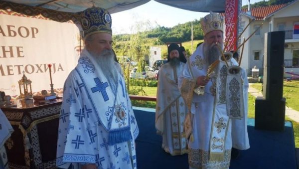 У ЗНАК СЕЋАЊА НА БЛАЖЕНОПОЧИВШЕГ МИТРОПОЛИТА АМФИЛОХИЈА: У Осојану одржан први “Ђедов сабор” У ЗНАК СЕЋАЊА НА БЛАЖЕНОПОЧИВШЕГ МИТРОПОЛИТА АМФИЛОХИЈА: У Осојану одржан први “Ђедов сабор”
