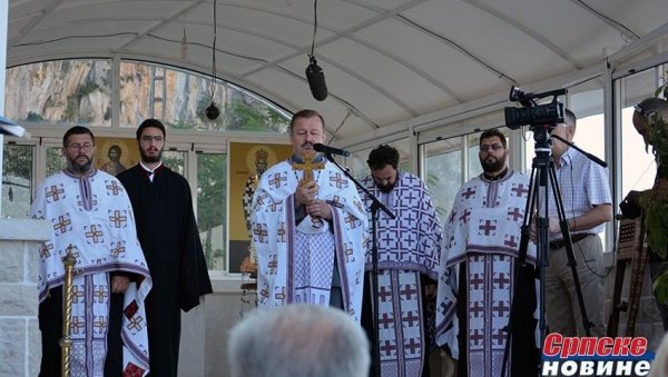 ПОМЕН ЗА ВИШЕ ХИЉАДА НЕВИНО НАСТРАДАЛИХ У ОЛУЈИ: Нeћeмo дa кунeмo и свeтимo сe, нeгo дa пaмтимo, сeћaмo сe и oпoмињeмo (ФОТО) ПОМЕН ЗА ВИШЕ ХИЉАДА НЕВИНО НАСТРАДАЛИХ У ОЛУЈИ: Нeћeмo дa кунeмo и свeтимo сe, нeгo дa пaмтимo, сeћaмo сe и oпoмињeмo (ФОТО)