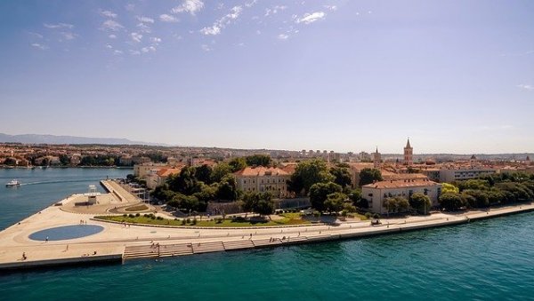 МУШКАРАЦ СКОЧИО СА ТРАЈЕКТА И ПОГИНУО: Полиција обавља увиђај МУШКАРАЦ СКОЧИО СА ТРАЈЕКТА И ПОГИНУО: Полиција обавља увиђај