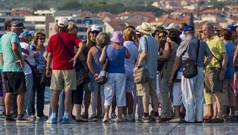 KAKO HRVATI “DERU” TURISTE: Dvostruki aršini - za domaće goste jedna, za strance druga cena KAKO HRVATI “DERU” TURISTE: Dvostruki aršini - za domaće goste jedna, za strance druga cena