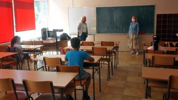 MАЛИШАНИ НА БЕЗБЕДНОМ ЗА 300 ЕВРА: Родитељимa користи продужен дневни боравак деце MАЛИШАНИ НА БЕЗБЕДНОМ ЗА 300 ЕВРА: Родитељимa користи продужен дневни боравак деце
