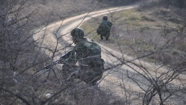 АЛБАНЦИ ПУЦАЛИ НА СРПСКУ ВОЈСКУ: Напади се интензивирају у току лета АЛБАНЦИ ПУЦАЛИ НА СРПСКУ ВОЈСКУ: Напади се интензивирају у току лета