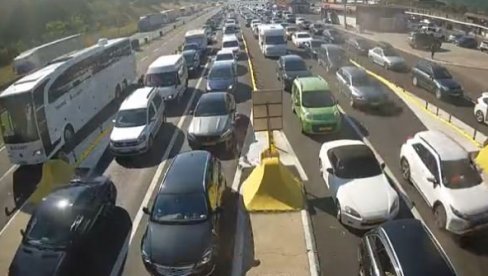 VOZILA STOJE U MESTU: Čeka se do četiri sata