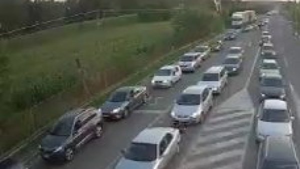 НАЈНОВИЈИ ПОДАЦИ ГРАНИЧНЕ ПОЛИЦИЈЕ: Ево колико се чека на прелазима и какво је стање на путевима НАЈНОВИЈИ ПОДАЦИ ГРАНИЧНЕ ПОЛИЦИЈЕ: Ево колико се чека на прелазима и какво је стање на путевима