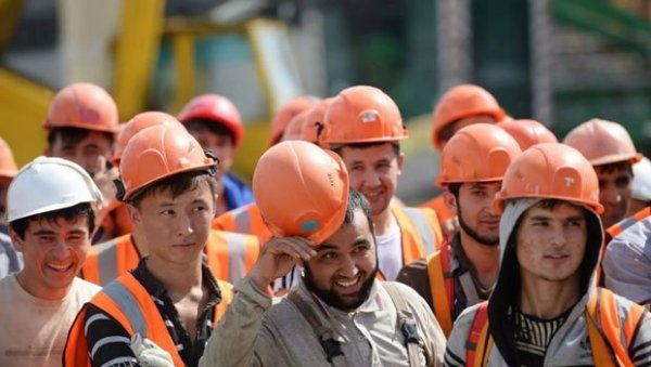 МОСКВИ ФАЛИ 200.000 РАДНИКА: Због пандемије короне многе руске компаније лани отпуштале стране раднике МОСКВИ ФАЛИ 200.000 РАДНИКА: Због пандемије короне многе руске компаније лани отпуштале стране раднике