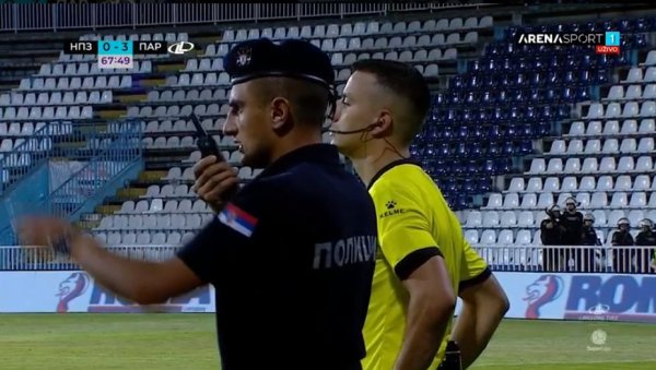 НЕРЕДИ У НОВОМ ПАЗАРУ лете флаше, физички нападнут судија, реаговала полиција! (ВИДЕО) НЕРЕДИ У НОВОМ ПАЗАРУ лете флаше, физички нападнут судија, реаговала полиција! (ВИДЕО)
