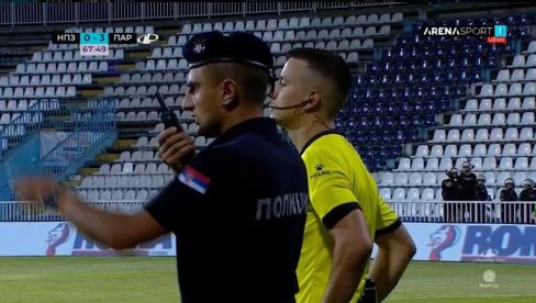 НЕРЕДИ У НОВОМ ПАЗАРУ лете флаше, физички нападнут судија, реаговала полиција! (ВИДЕО) НЕРЕДИ У НОВОМ ПАЗАРУ лете флаше, физички нападнут судија, реаговала полиција! (ВИДЕО)