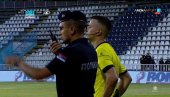 НЕРЕДИ У НОВОМ ПАЗАРУ лете флаше, физички нападнут судија, реаговала полиција! (ВИДЕО) НЕРЕДИ У НОВОМ ПАЗАРУ лете флаше, физички нападнут судија, реаговала полиција! (ВИДЕО)