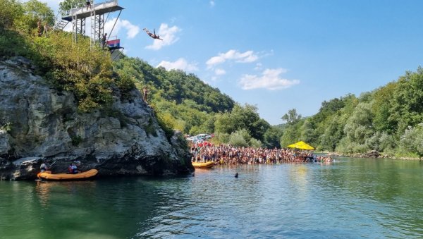 ПОБЕДНИЧКА ТРОЈКА: Крагујевчани доминирали у висинским скоковима у воду на плажи Петровац код Пријепоља (ФОТО) ПОБЕДНИЧКА ТРОЈКА: Крагујевчани доминирали у висинским скоковима у воду на плажи Петровац код Пријепоља (ФОТО)