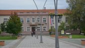 ТРСТЕНИК У ЧЕТВРТАК ДОЧЕКУЈЕ МИЛЕНКА СЕБИЋА: Спрема се фешта испред седишта општине ТРСТЕНИК У ЧЕТВРТАК ДОЧЕКУЈЕ МИЛЕНКА СЕБИЋА: Спрема се фешта испред седишта општине