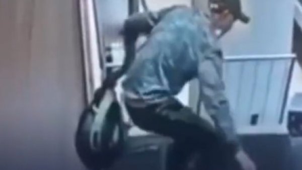 НЕВЕРОВАТАН СНИМАК СА АЕРОДРОМА У МОСКВИ: Пијани мушкарац покушао пречицом да уђе у авион (ВИДЕО) НЕВЕРОВАТАН СНИМАК СА АЕРОДРОМА У МОСКВИ: Пијани мушкарац покушао пречицом да уђе у авион (ВИДЕО)