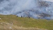 ПОЖАРИ У ЦРНОЈ ГОРИ: Ватрогасци улажу надљудске напоре да угасе ватру (ФОТО) ПОЖАРИ У ЦРНОЈ ГОРИ: Ватрогасци улажу надљудске напоре да угасе ватру (ФОТО)