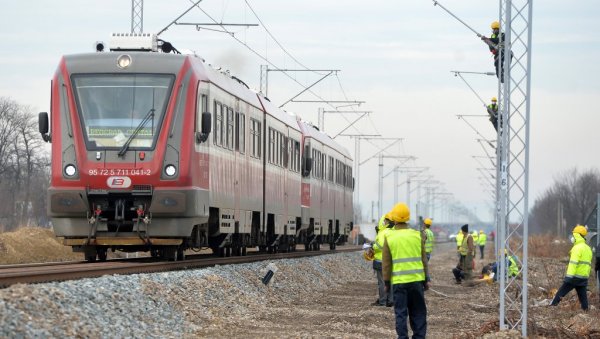 ВАЖНО УПОЗОРЕЊЕ: Забрањено прелажење преко брзе пруге Београд — Нови Сад ВАЖНО УПОЗОРЕЊЕ: Забрањено прелажење преко брзе пруге Београд — Нови Сад
