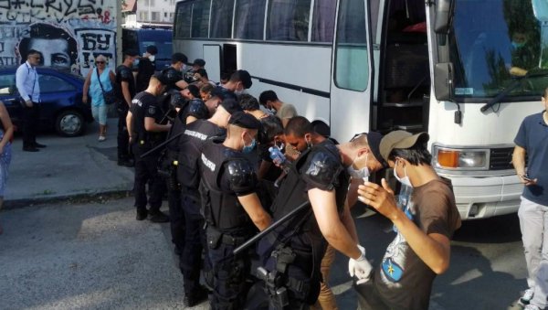 ПРОНАЂЕНА 86 ИЛЕГАЛНА МИГРАНТА: Полиција их спровела у прихватни центар ПРОНАЂЕНА 86 ИЛЕГАЛНА МИГРАНТА: Полиција их спровела у прихватни центар