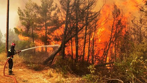 NA TERENU VATROGASNA VOZILA I HELIKOPTERI: Novi požari u Grčkoj NA TERENU VATROGASNA VOZILA I HELIKOPTERI: Novi požari u Grčkoj