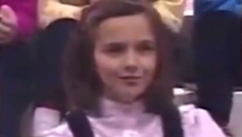 OVA DEVOJČICA JE DANAS MINISTARKA U VLADI SRBIJE: Nekada u beloj košulji i pantalonama na tregere, a danas profesor na fakultetu (VIDEO) OVA DEVOJČICA JE DANAS MINISTARKA U VLADI SRBIJE: Nekada u beloj košulji i pantalonama na tregere, a danas profesor na fakultetu (VIDEO)