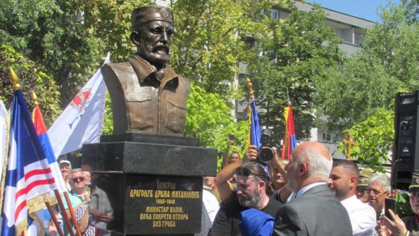 ЗОВУ ШМИТА ДА СКИНЕ ДРАЖУ: Постављање бисте у Бијељини вођи Равногорског покрета изазвало револт бораца НОР ЗОВУ ШМИТА ДА СКИНЕ ДРАЖУ: Постављање бисте у Бијељини вођи Равногорског покрета изазвало револт бораца НОР