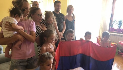 TATA JE NAJBOLJI GOLMAN NA SVETU Jelena Mitrović: Naši klinci najponosniji i najsrećniji (FOTO) TATA JE NAJBOLJI GOLMAN NA SVETU Jelena Mitrović: Naši klinci najponosniji i najsrećniji (FOTO)