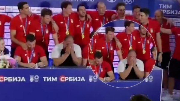 ЕМОЦИЈЕ СЛОМИЛЕ САВИЋА, ПЛАКАО КАО МАЛО ДЕТЕ: Делфини су се овом песмом опростили од репрезентације, селектору тешко пало (ВИДЕО) ЕМОЦИЈЕ СЛОМИЛЕ САВИЋА, ПЛАКАО КАО МАЛО ДЕТЕ: Делфини су се овом песмом опростили од репрезентације, селектору тешко пало (ВИДЕО)