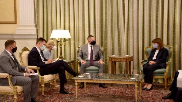 ВУЛИН СЕ САСТАО СА САКЕЛАРОПУЛУ: Министар председници Грчке пренео изразе солидарности председника Вучића ВУЛИН СЕ САСТАО СА САКЕЛАРОПУЛУ: Министар председници Грчке пренео изразе солидарности председника Вучића
