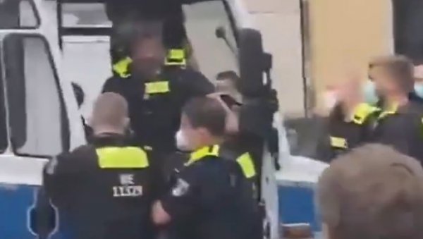 БРЗА ЕСКАЛАЦИЈА: На протестима у Берлину нокаутиран полицајац (ВИДЕО) БРЗА ЕСКАЛАЦИЈА: На протестима у Берлину нокаутиран полицајац (ВИДЕО)
