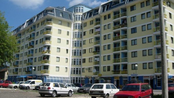 САМОЋА ГА ОТЕРАЛА У СМРТ: Мушкарац из Добоја скочио са балкона зграде у којој је становао САМОЋА ГА ОТЕРАЛА У СМРТ: Мушкарац из Добоја скочио са балкона зграде у којој је становао