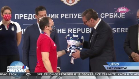 POSEBAN POKLON ZA VUČIĆA: Evo šta su predsedniku poklonili naši olimpijci POSEBAN POKLON ZA VUČIĆA: Evo šta su predsedniku poklonili naši olimpijci