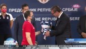 ПОСЕБАН ПОКЛОН ЗА ВУЧИЋА: Ево шта су председнику поклонили наши олимпијци ПОСЕБАН ПОКЛОН ЗА ВУЧИЋА: Ево шта су председнику поклонили наши олимпијци