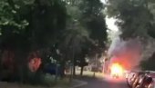 ДРАМА НА НОВОМ БЕОГРАДУ: Гори ауто на коловозу, не зна се да ли има путника (ФОТО) ДРАМА НА НОВОМ БЕОГРАДУ: Гори ауто на коловозу, не зна се да ли има путника (ФОТО)