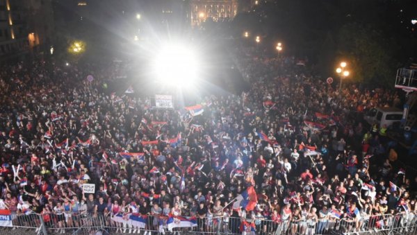 ВЕСЕЛИ СЕ СРПСКИ РОДЕ: Узаврела атмосфера на тераси Старог двора, очекују се наши олимпијци! ВЕСЕЛИ СЕ СРПСКИ РОДЕ: Узаврела атмосфера на тераси Старог двора, очекују се наши олимпијци!