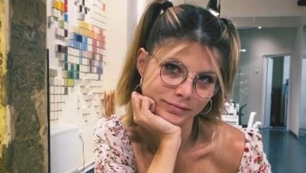 ГЛУМИЦА ОБЈАВИЛА СНИМАК СА ВЕНЧАЊА РОДИТЕЉА: Хвала што се волите (ФОТО/ВИДЕО) ГЛУМИЦА ОБЈАВИЛА СНИМАК СА ВЕНЧАЊА РОДИТЕЉА: Хвала што се волите (ФОТО/ВИДЕО)