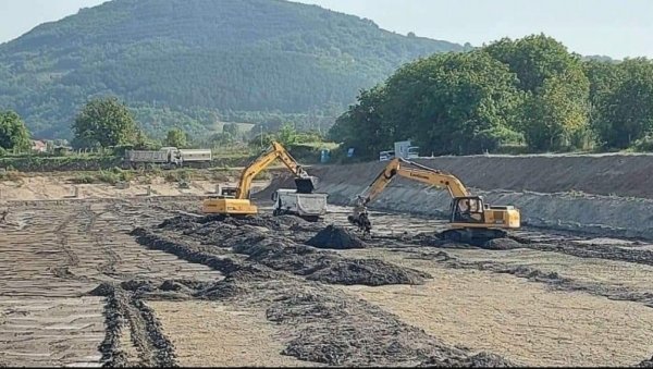 РАДОВИ НА ИЗВОРИШТУ ЈОШ 10 ДАНА: Отежано водоснабдевање - Контејнери са техничком водом на улицама Трстеника РАДОВИ НА ИЗВОРИШТУ ЈОШ 10 ДАНА: Отежано водоснабдевање - Контејнери са техничком водом на улицама Трстеника