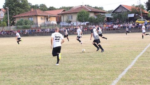 DRUŽENJE IMENJAKA: Veterani beogradskog Partizana gostovali u Donjoj Trnovi (FOTO) DRUŽENJE IMENJAKA: Veterani beogradskog Partizana gostovali u Donjoj Trnovi (FOTO)