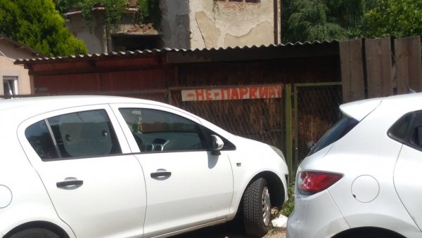 ЗАБРАНА ПАРКИРАЊА: Необично упозорење на капији у Пожаревцу (ФОТО) ЗАБРАНА ПАРКИРАЊА: Необично упозорење на капији у Пожаревцу (ФОТО)